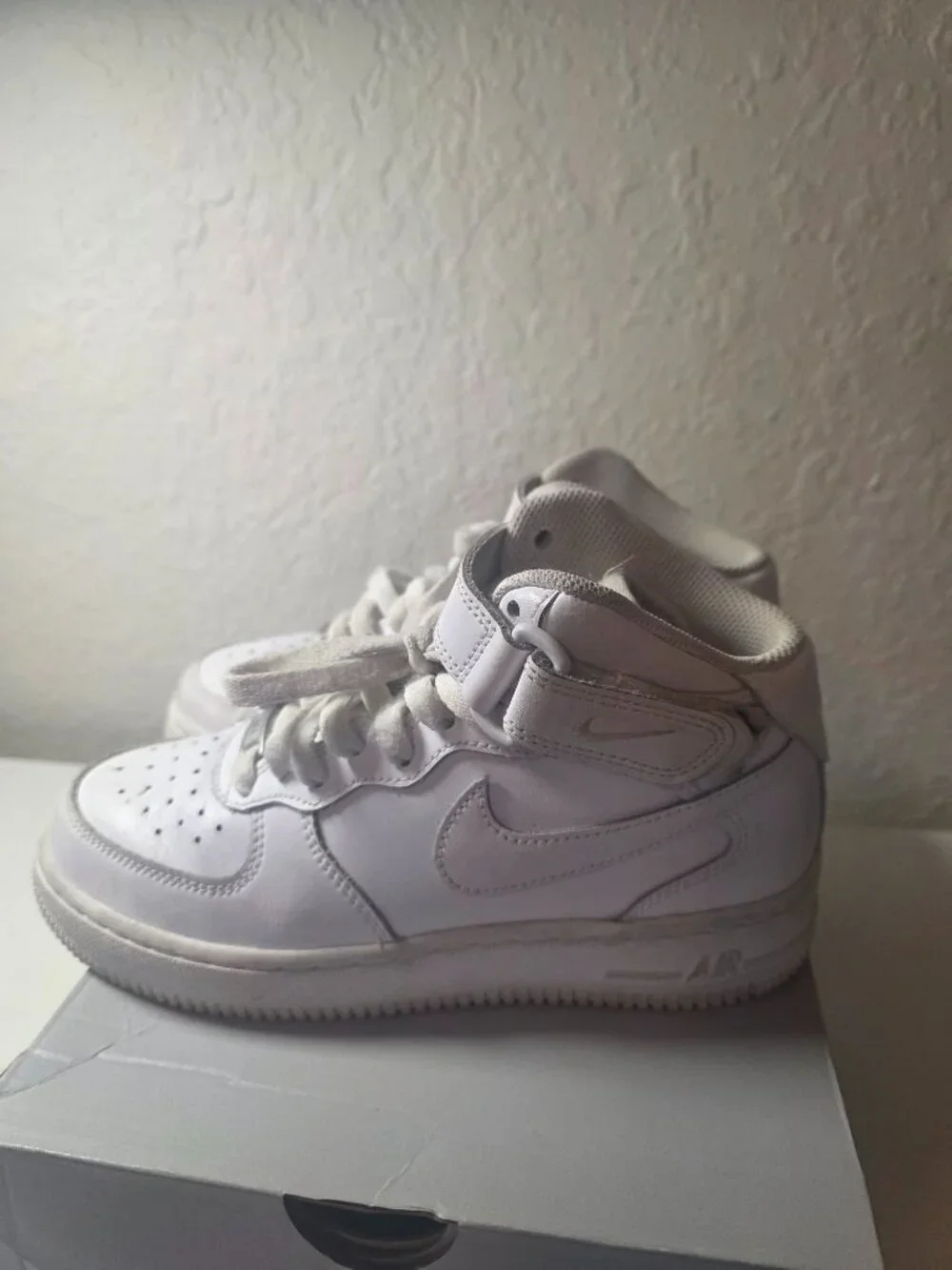 NIKE Boys Air Force One 1 Triple White Mid LE size 4Y - DH2933-111